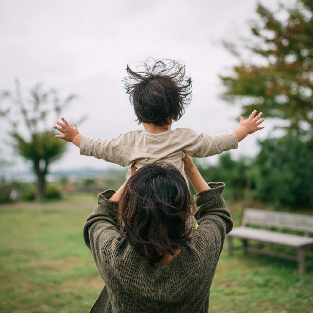 子どもを抱き上げる母親